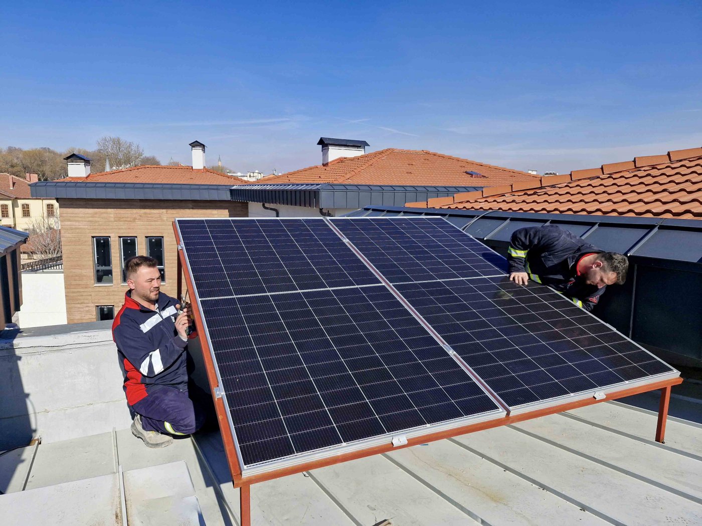 Konya’da tarihi çarşı güneş enerjisiyle aydınlatılıyor 1 Konya’da tarihi çarşı güneş enerjisiyle aydınlatılıyor